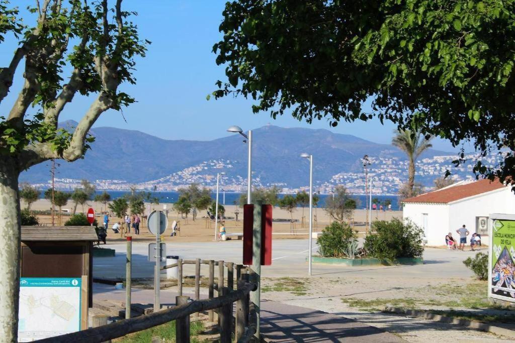 A16-Casa Con Barbacoa En La Playa Villa Empuriabrava Exteriör bild